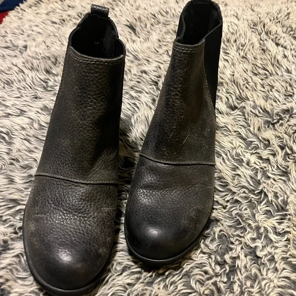 Sorel boots size 8.5 - Picture 2 of 5